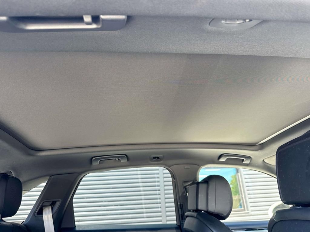 Certified 2023 Porsche Cayenne Platinum Edition image 15