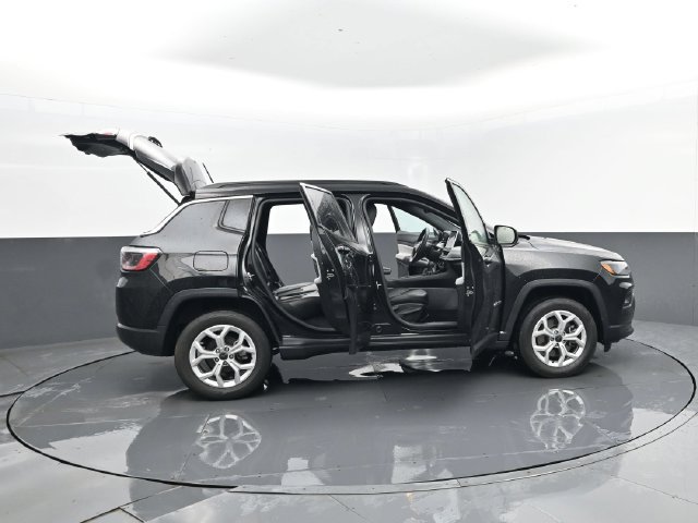 Used 2025 Jeep Compass Latitude AWD/4WD image 28