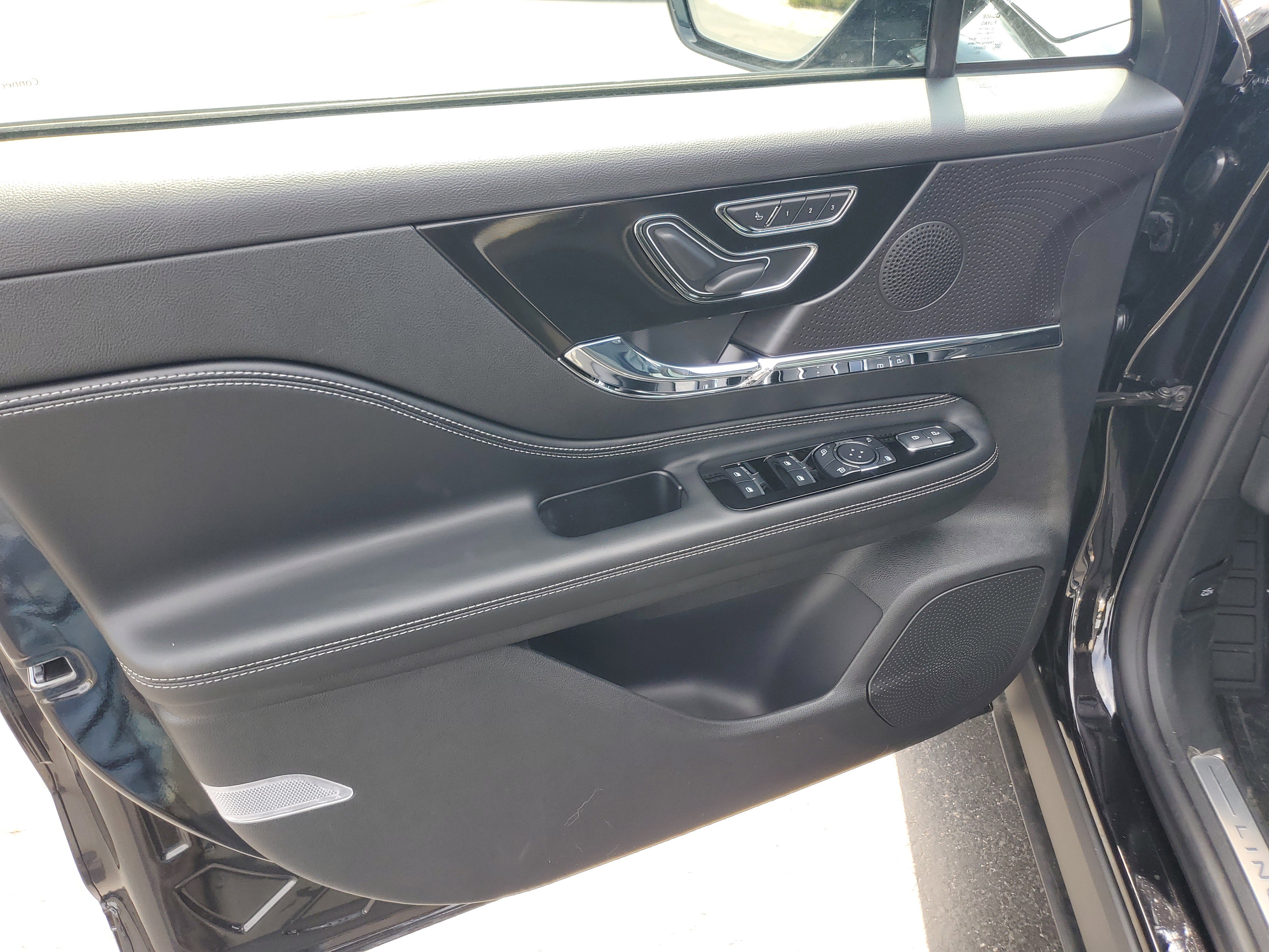 New 2026 Lincoln Corsair Reserve w/ Jet Appearance Package AWD/4WD image 8