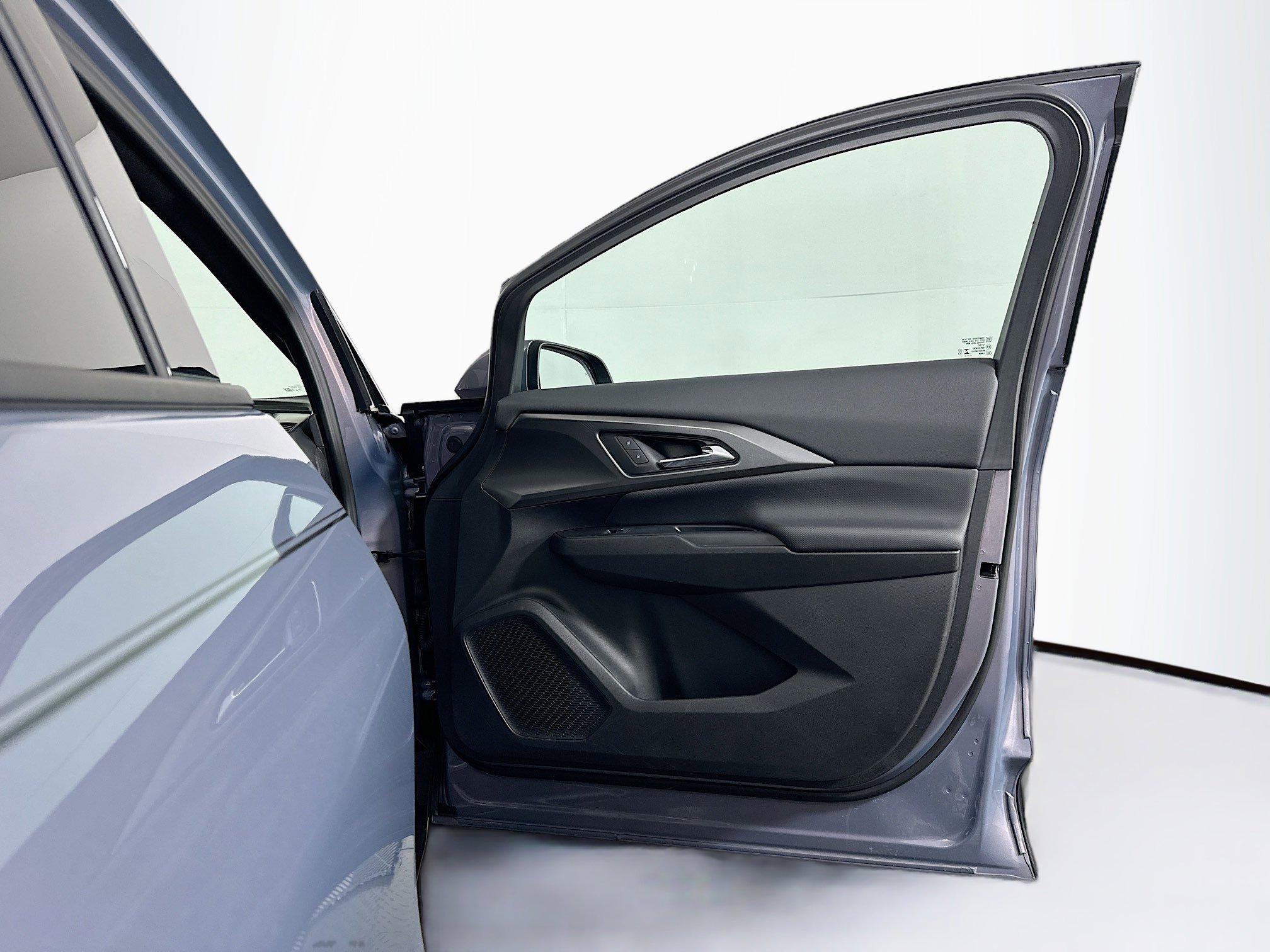 Used 2025 Chevrolet Equinox EV LT image 32