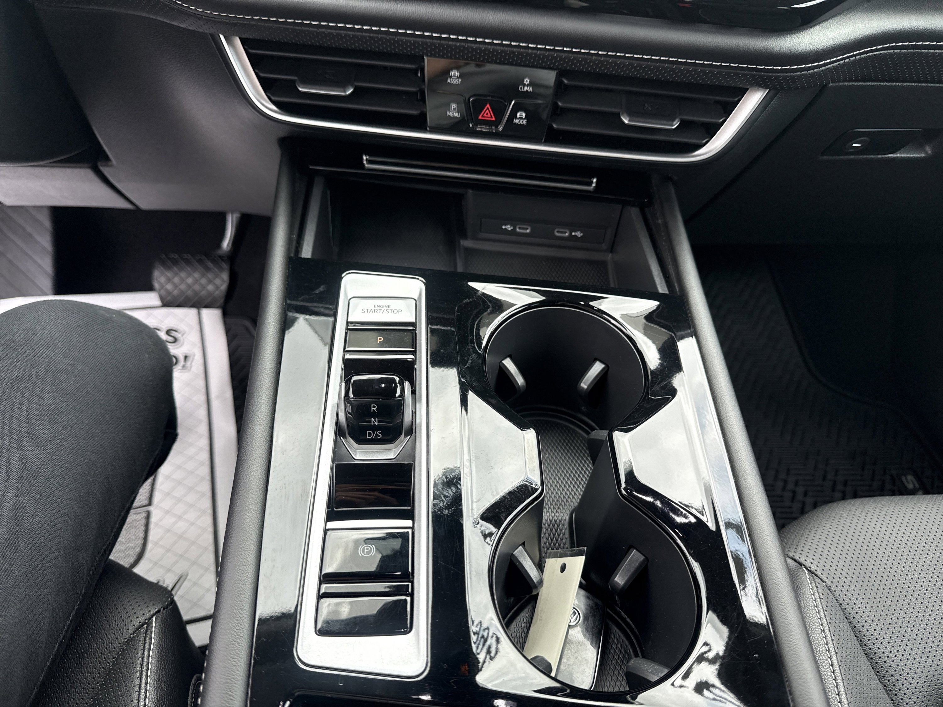 Used 2024 Volkswagen Atlas SE AWD/4WD image 13