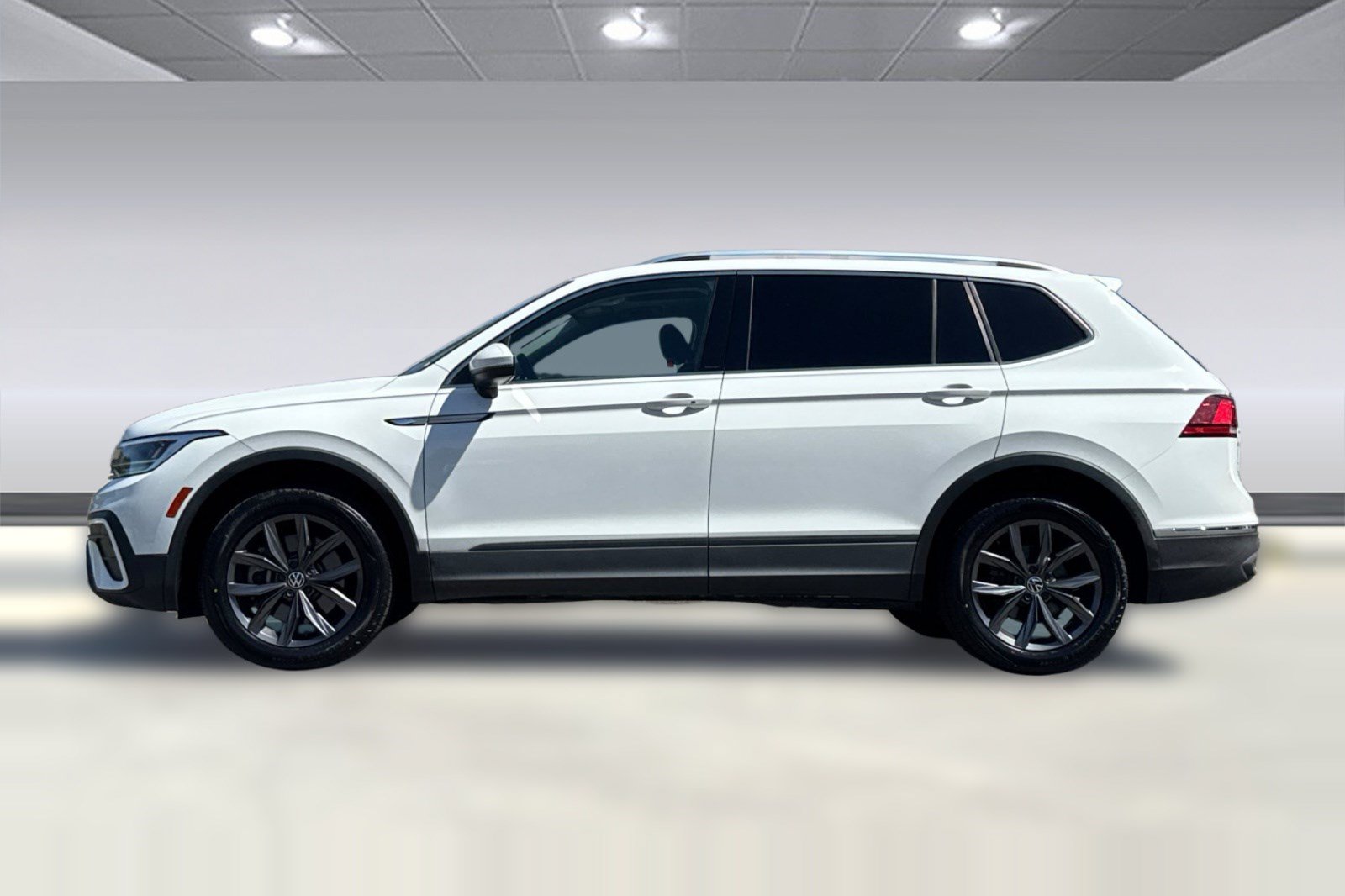 Used 2022 Volkswagen Tiguan SE AWD/4WD image 2