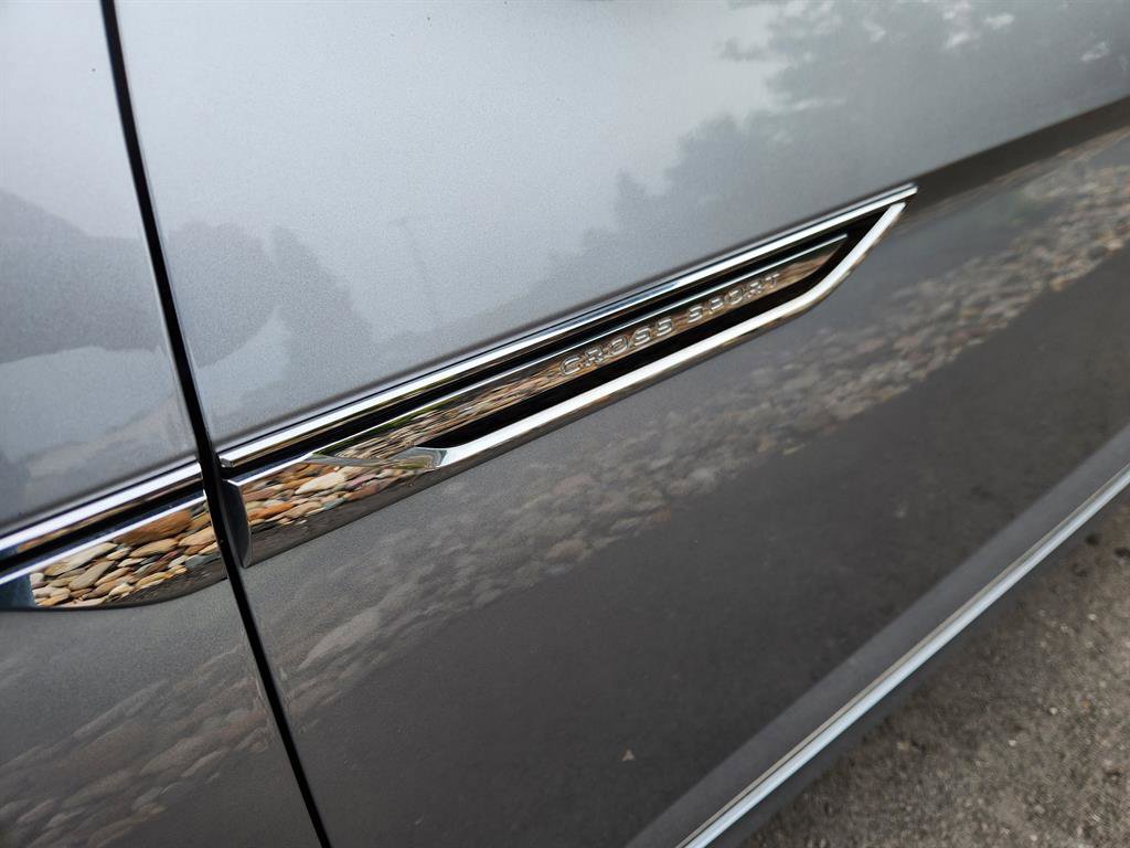 Certified 2022 Volkswagen Atlas Cross Sport SEL Premium R-Line image 10