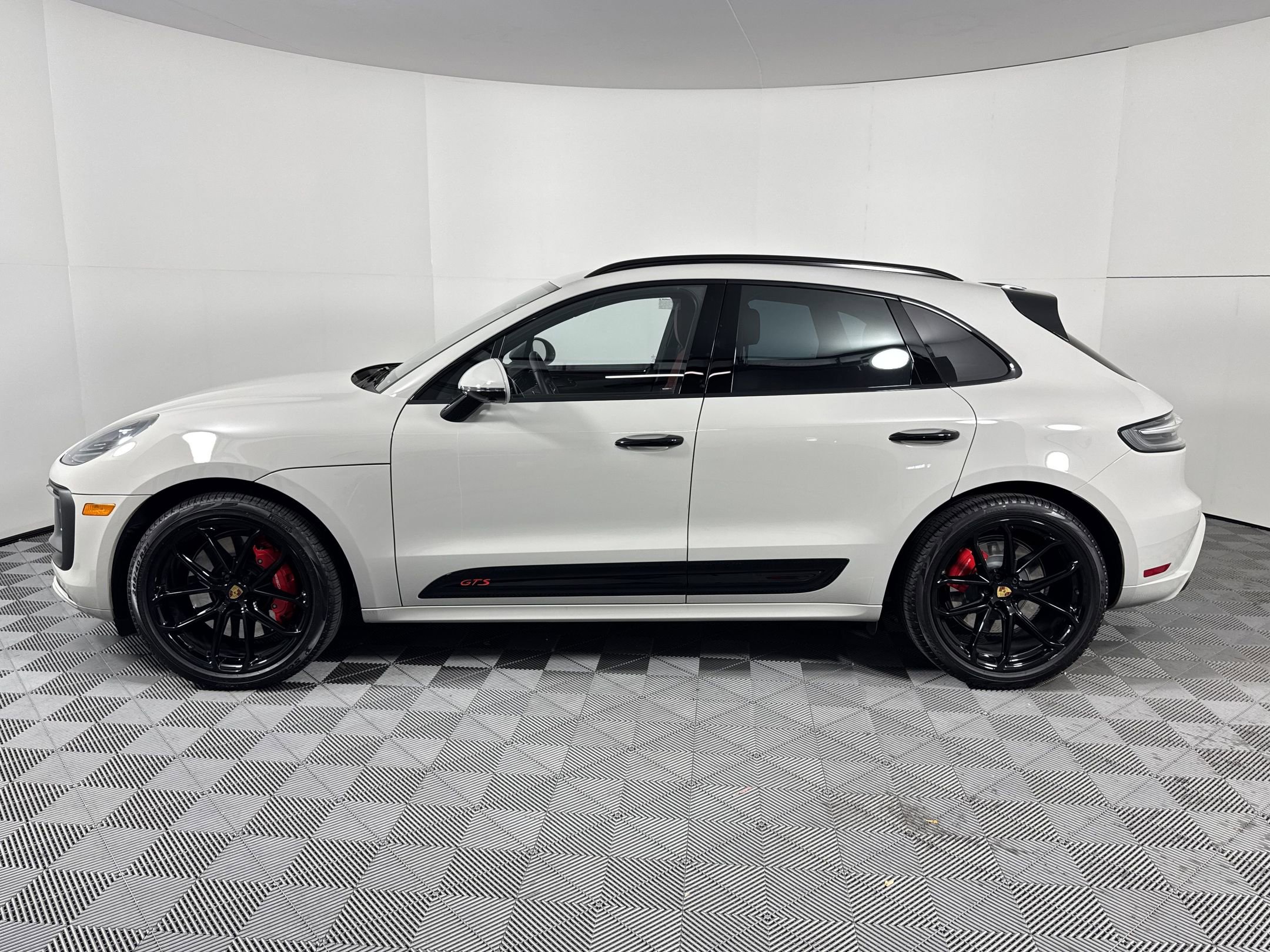 Certified 2025 Porsche Macan GTS image 2
