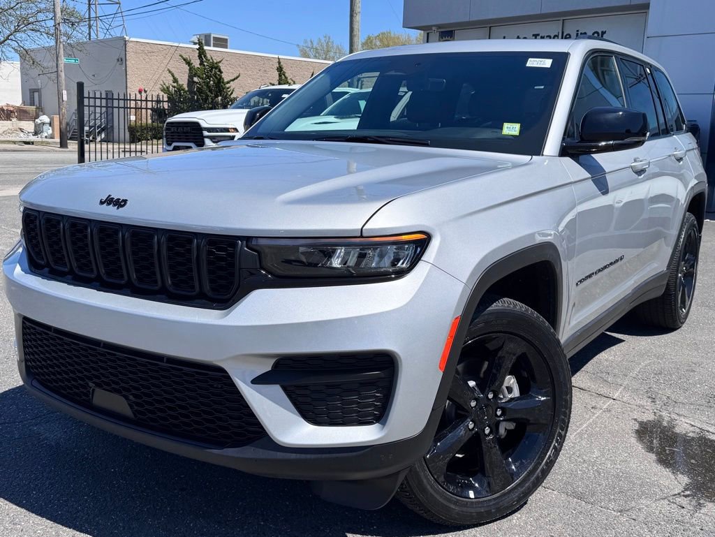 New 2025 Jeep Grand Cherokee Altitude AWD/4WD image 3