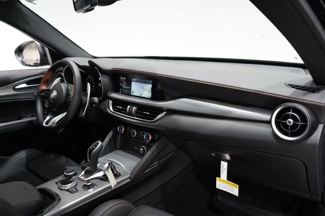 New 2025 Alfa Romeo Stelvio Sprint image 16
