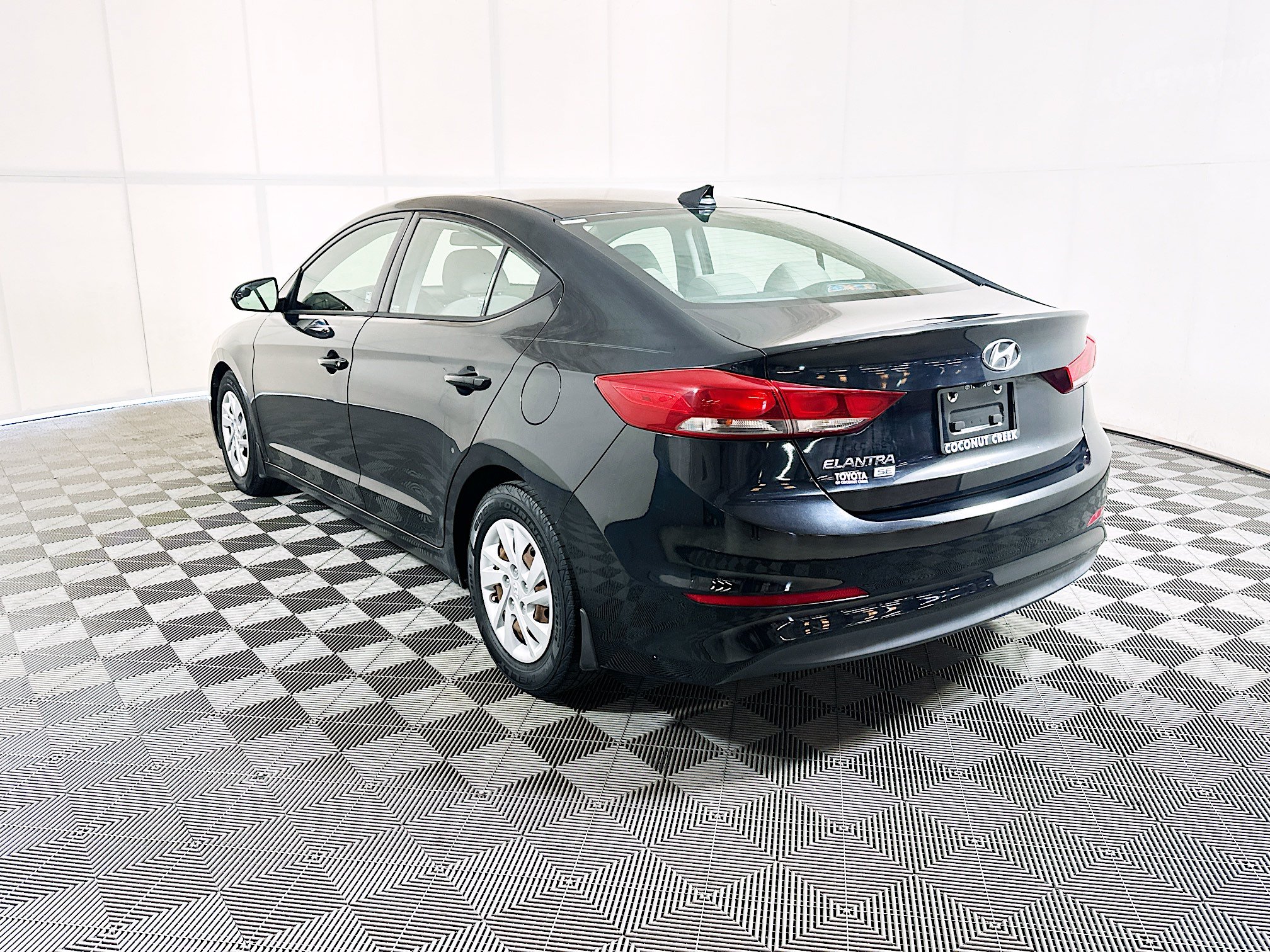 Used 2018 Hyundai Elantra SE w/ SE Connectivity Package 04 FWD image 5