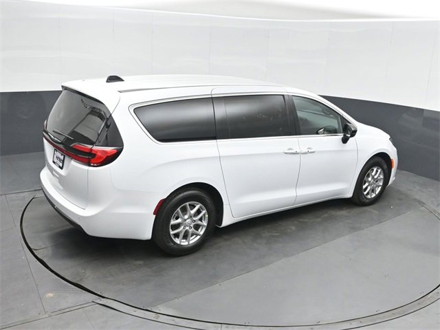 New 2026 Chrysler Pacifica Select image 30