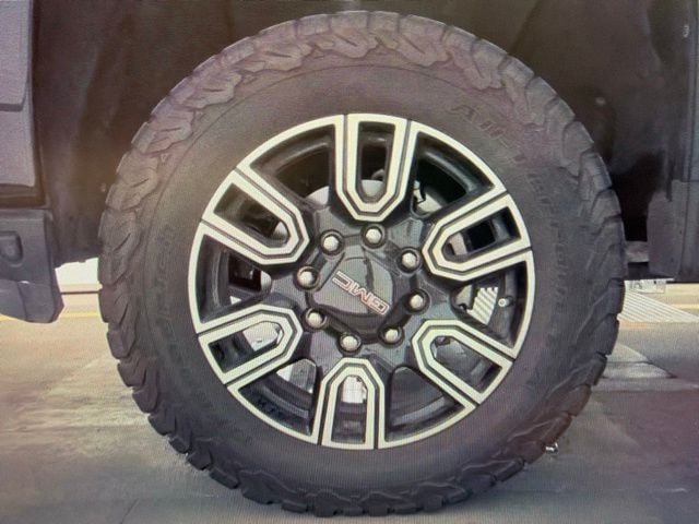 Used 2023 GMC Sierra 2500 AT4 w/ AT4 Preferred Package AWD/4WD image 9