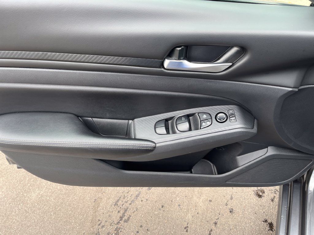 Used 2025 Nissan Altima 2.5 SV FWD image 12