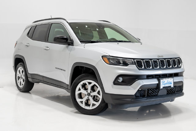 Used 2025 Jeep Compass Latitude w/ Sun & Sound Group AWD/4WD image 8