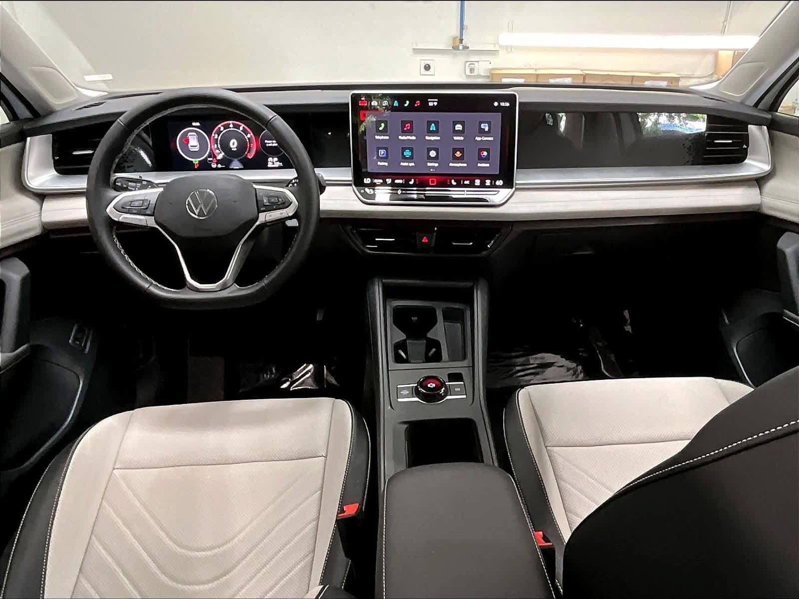 Certified 2025 Volkswagen Tiguan SE FWD image 18