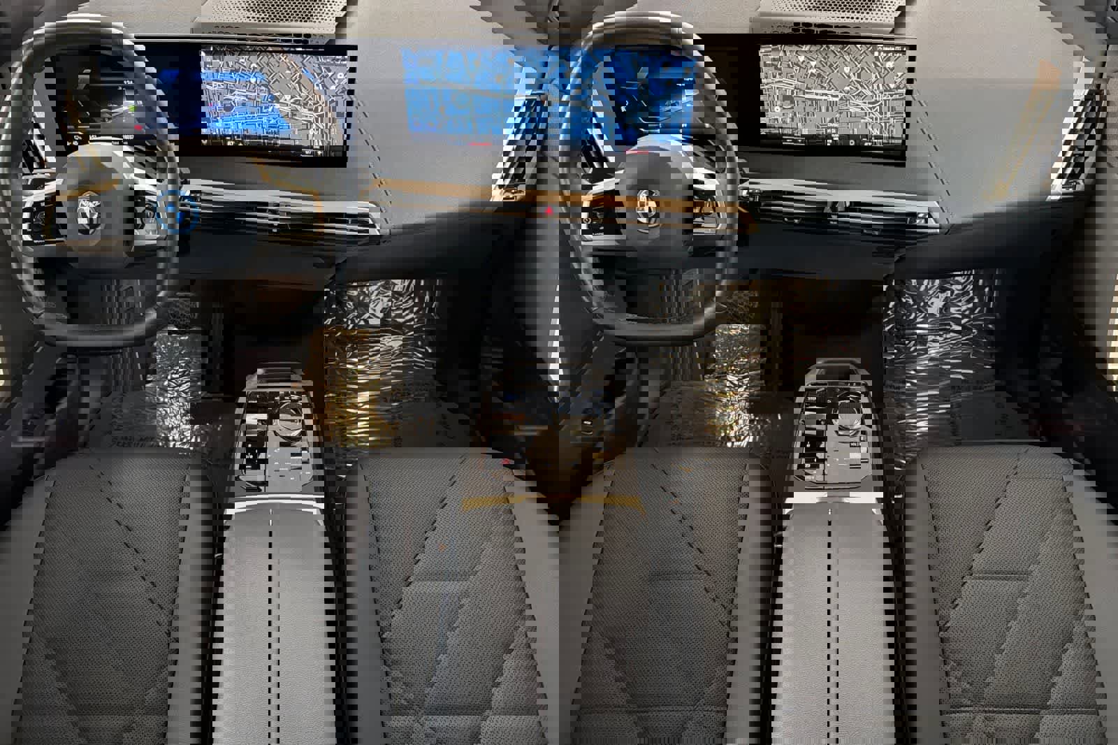 Used 2023 BMW iX xDrive50 image 3