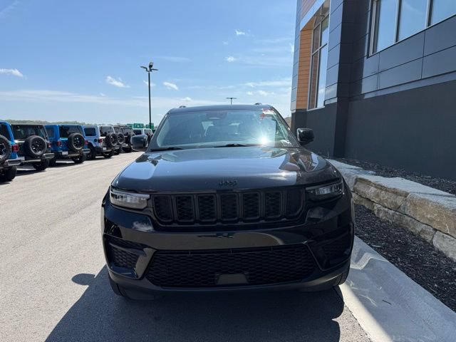 Used 2023 Jeep Grand Cherokee Altitude AWD/4WD image 7