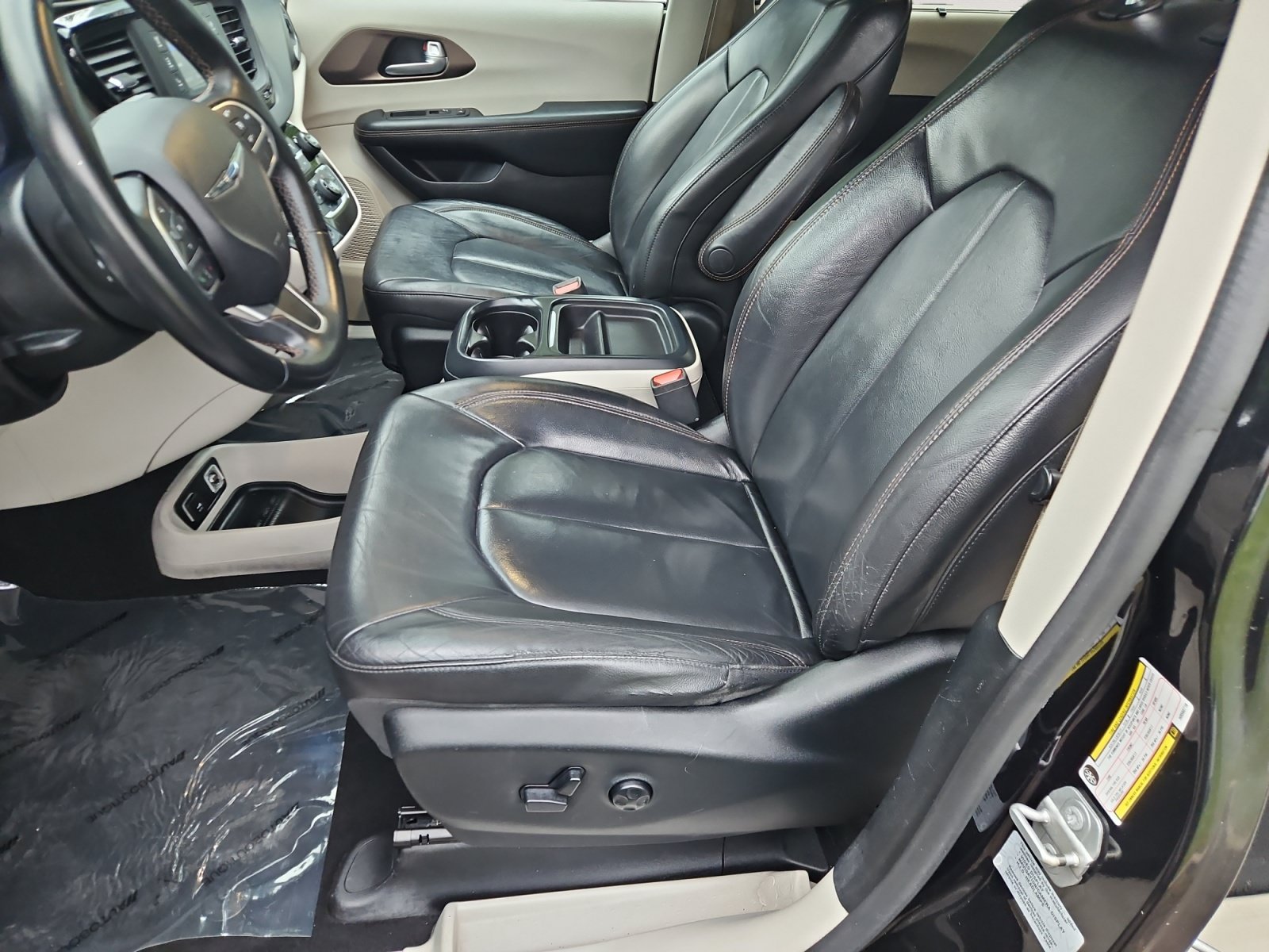 Used 2017 Chrysler Pacifica Touring-L FWD image 9