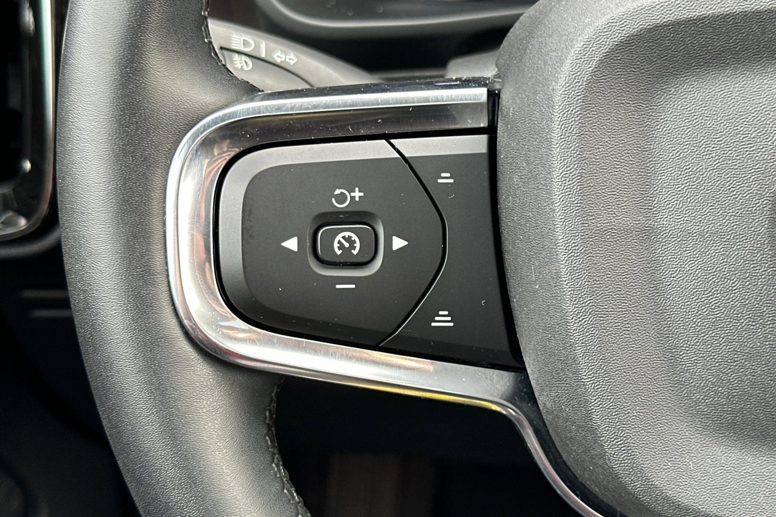 Used 2023 Volvo XC40 Recharge Ultimate image 27