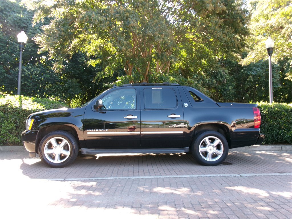 Used 2013 Chevrolet Avalanche LTZ RWD image 8