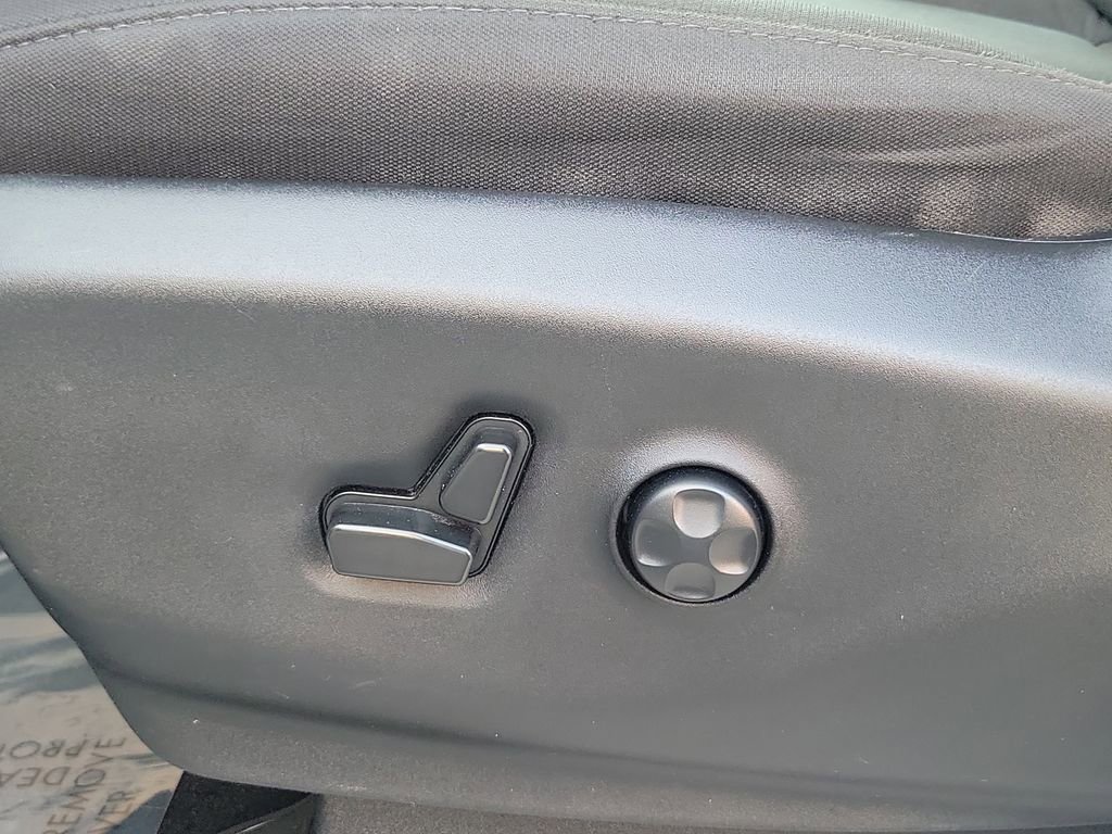 Used 2024 Chrysler Voyager LX image 15