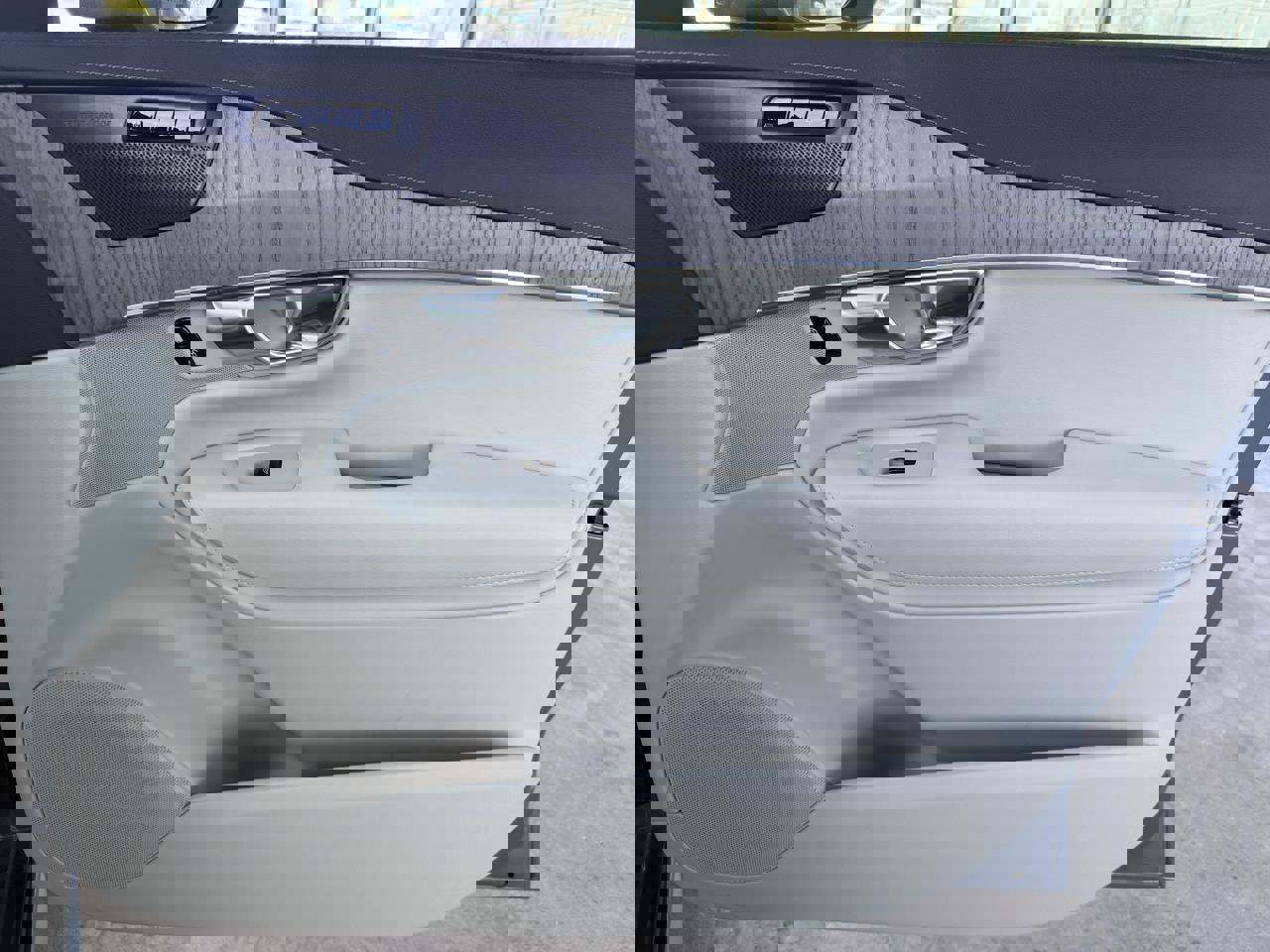 Used 2023 Volvo XC90 T8 Ultimate image 37