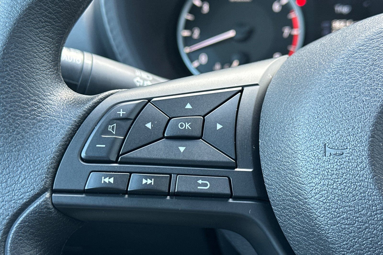 Certified 2025 Nissan Sentra S FWD image 36