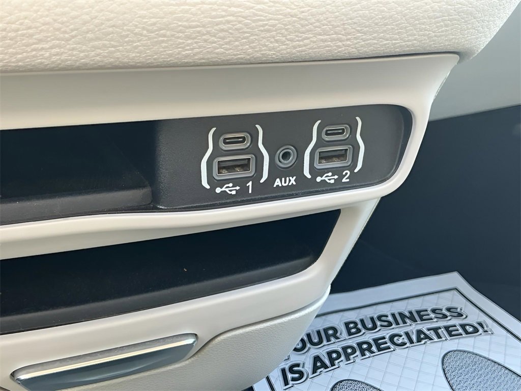 Used 2024 Chrysler Pacifica Select image 32