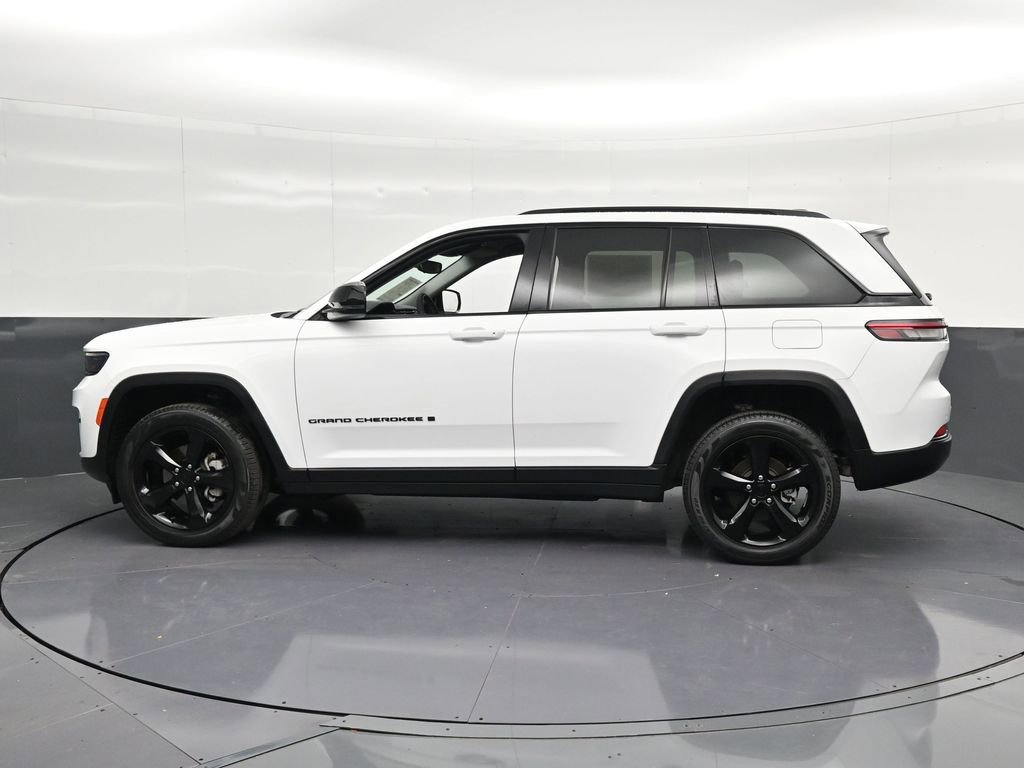 Used 2024 Jeep Grand Cherokee Limited w/ Black Appearance Package AWD/4WD image 8