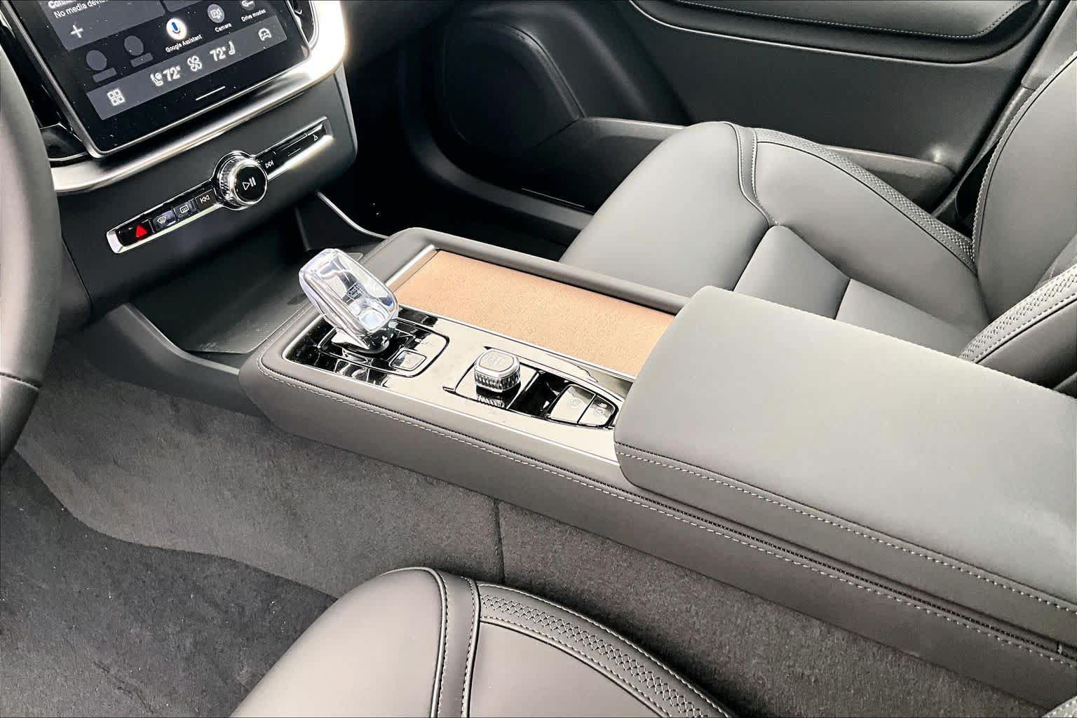 New 2026 Volvo XC90 T8 Plus w/ Protection Package Premier AWD/4WD image 10