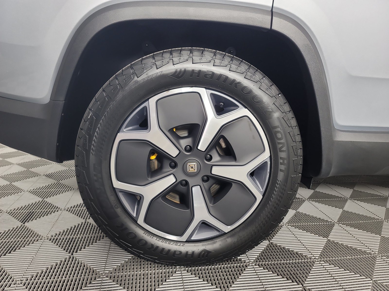 Used 2024 Rivian R1S Adventure AWD/4WD image 12