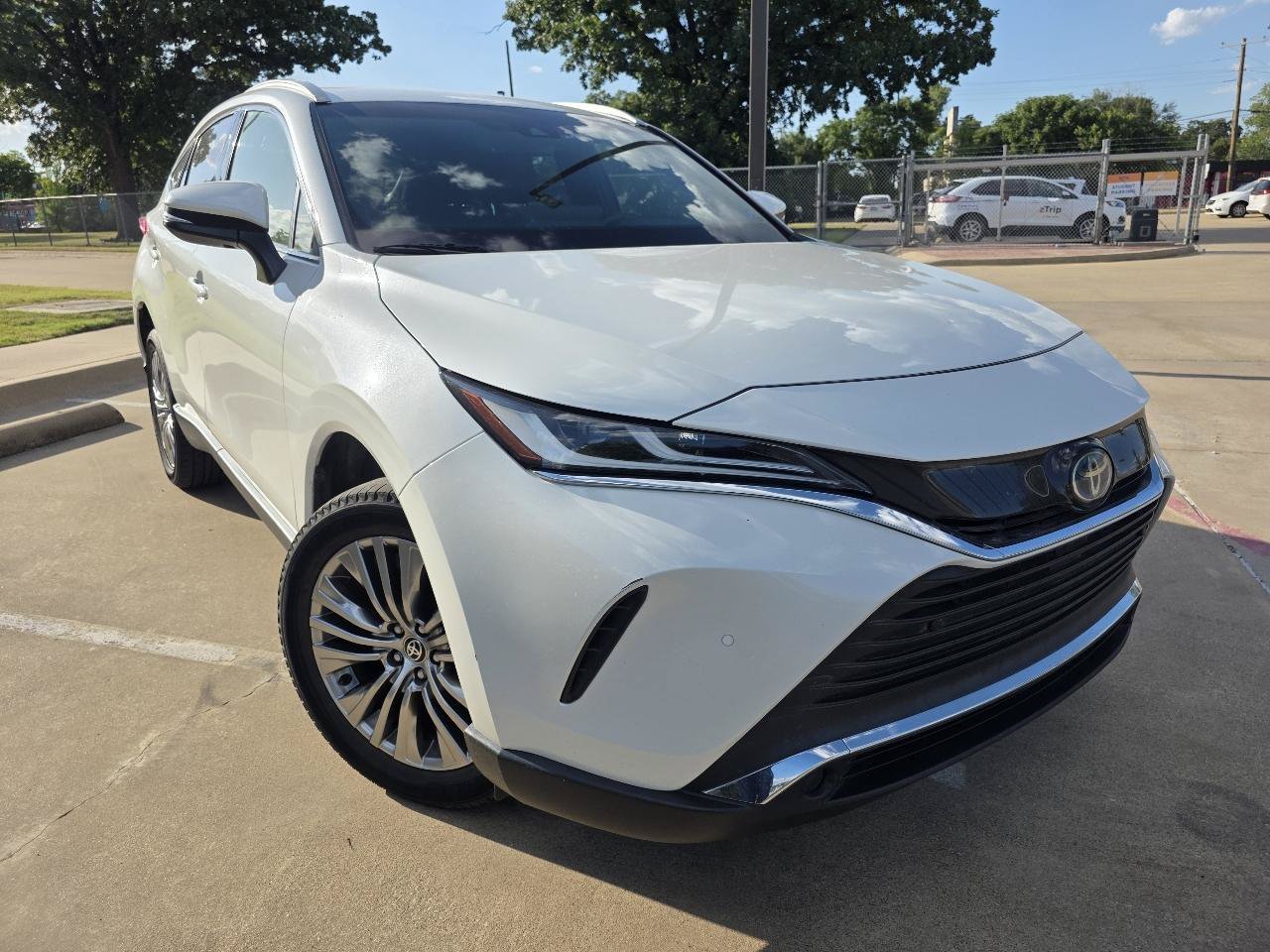 Used 2022 Toyota Venza XLE AWD/4WD image 2