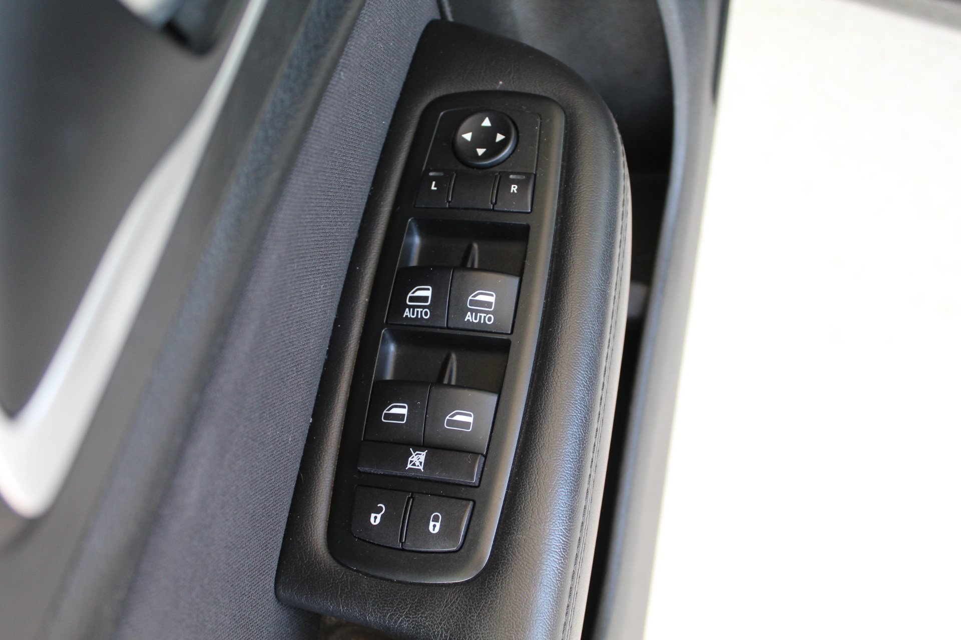 Used 2015 Chrysler 200 Limited FWD image 25