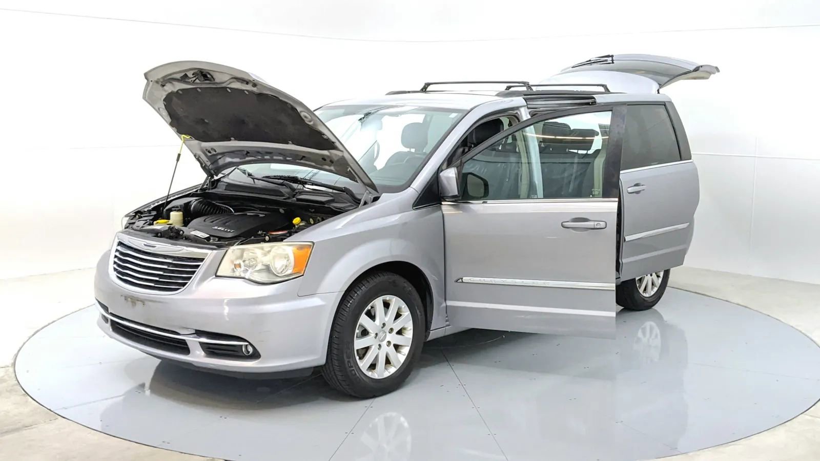 Used 2014 Chrysler Town & Country Touring image 11