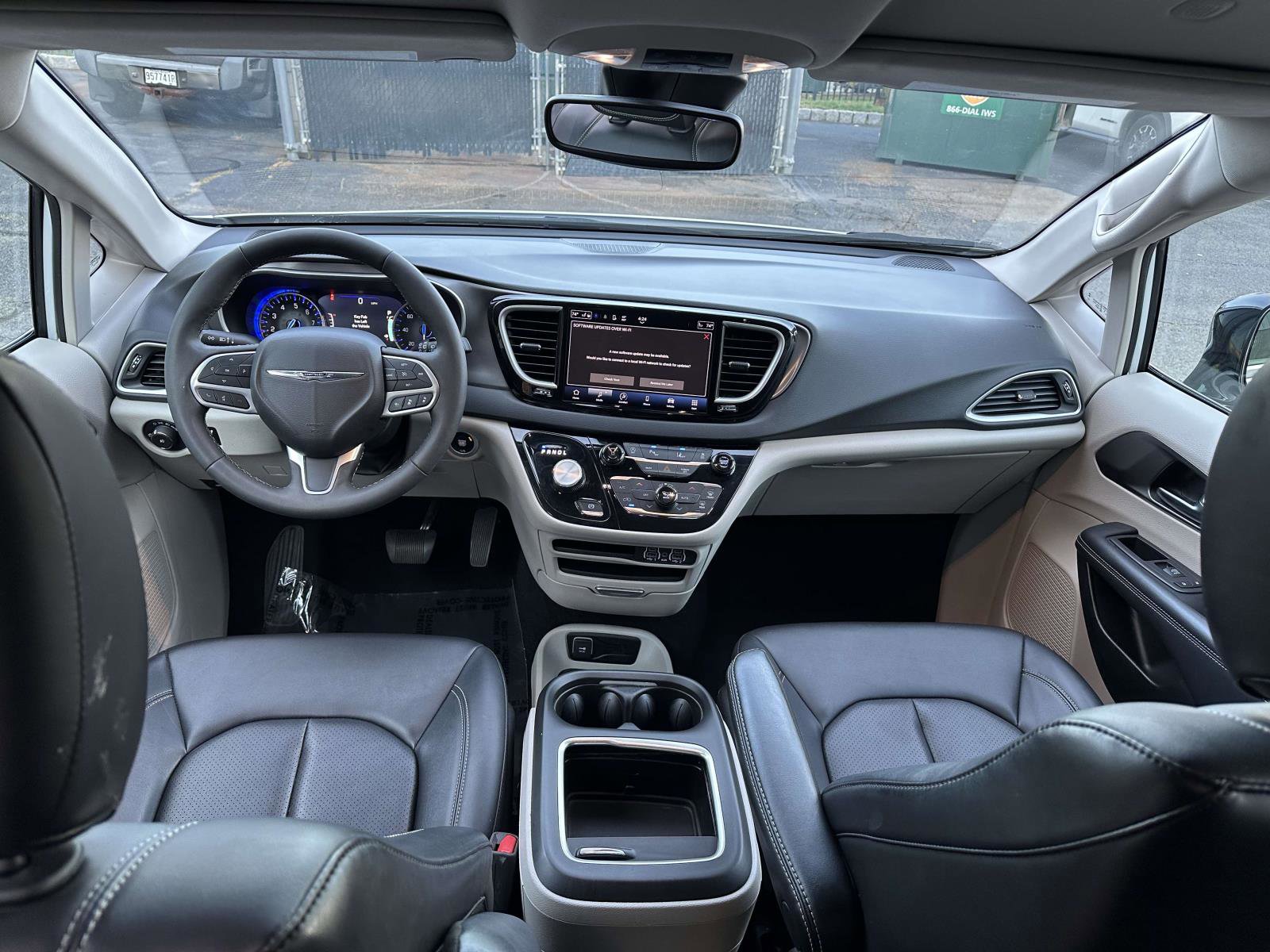 Used 2024 Chrysler Pacifica Touring-L image 11