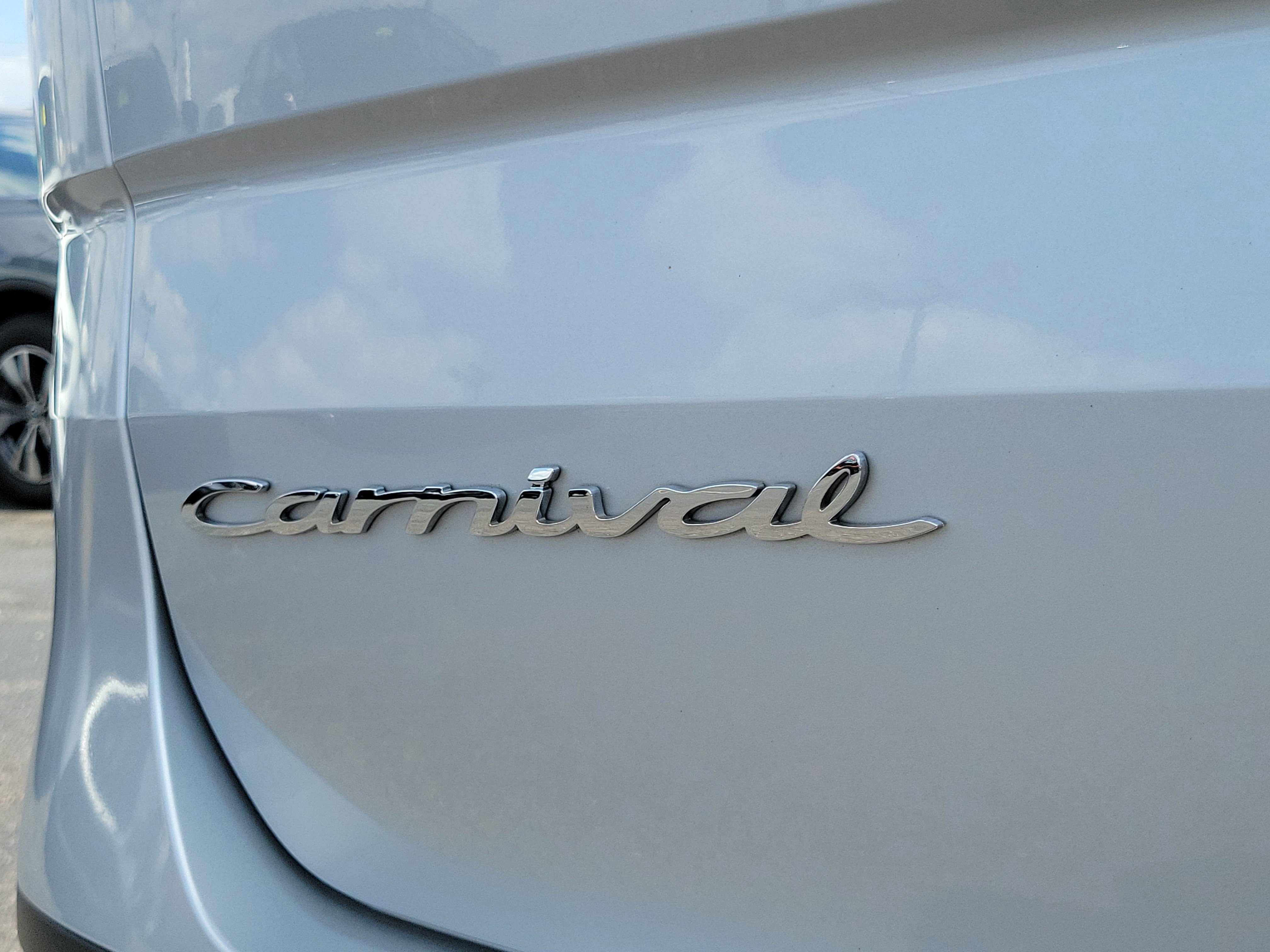 Used 2022 Kia Carnival LX image 6