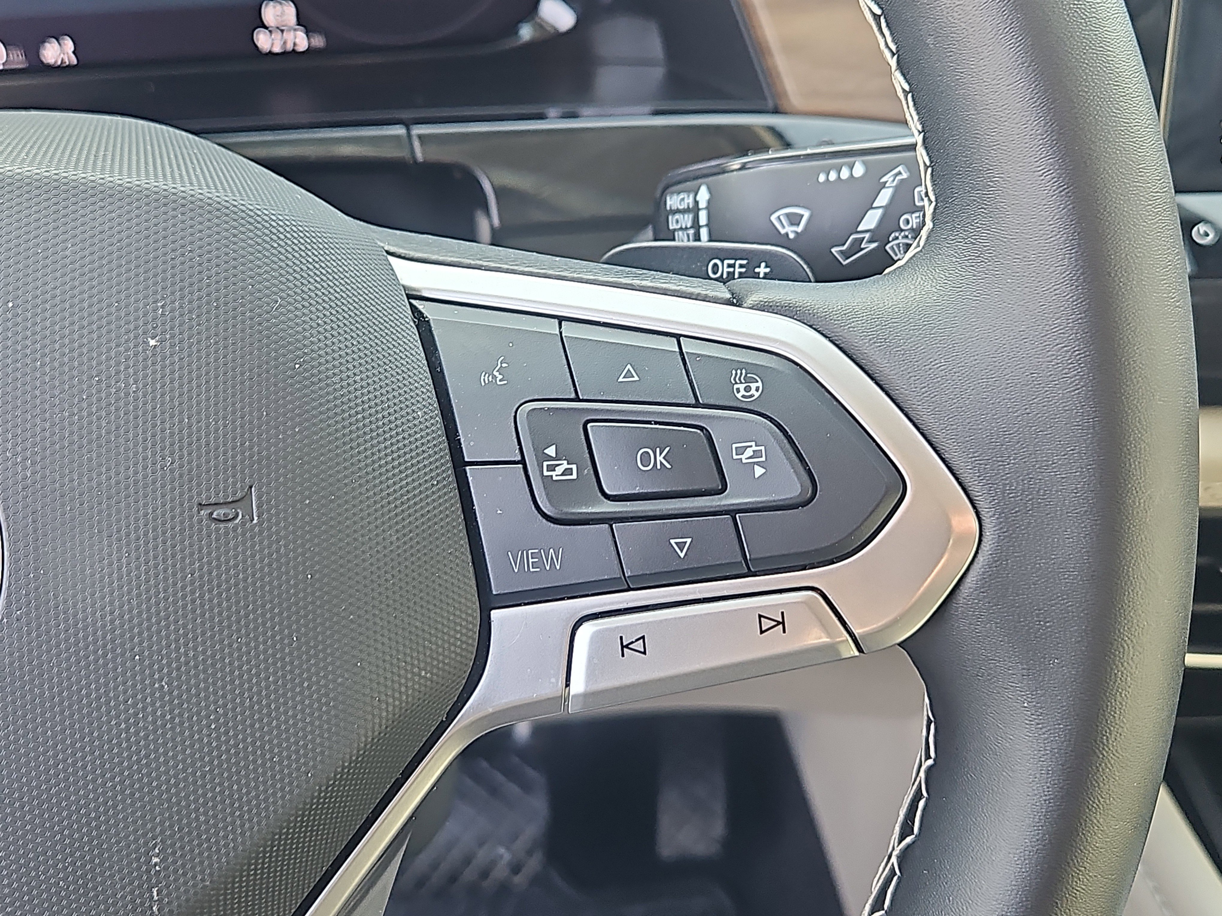 Used 2025 Volkswagen Atlas SE image 18