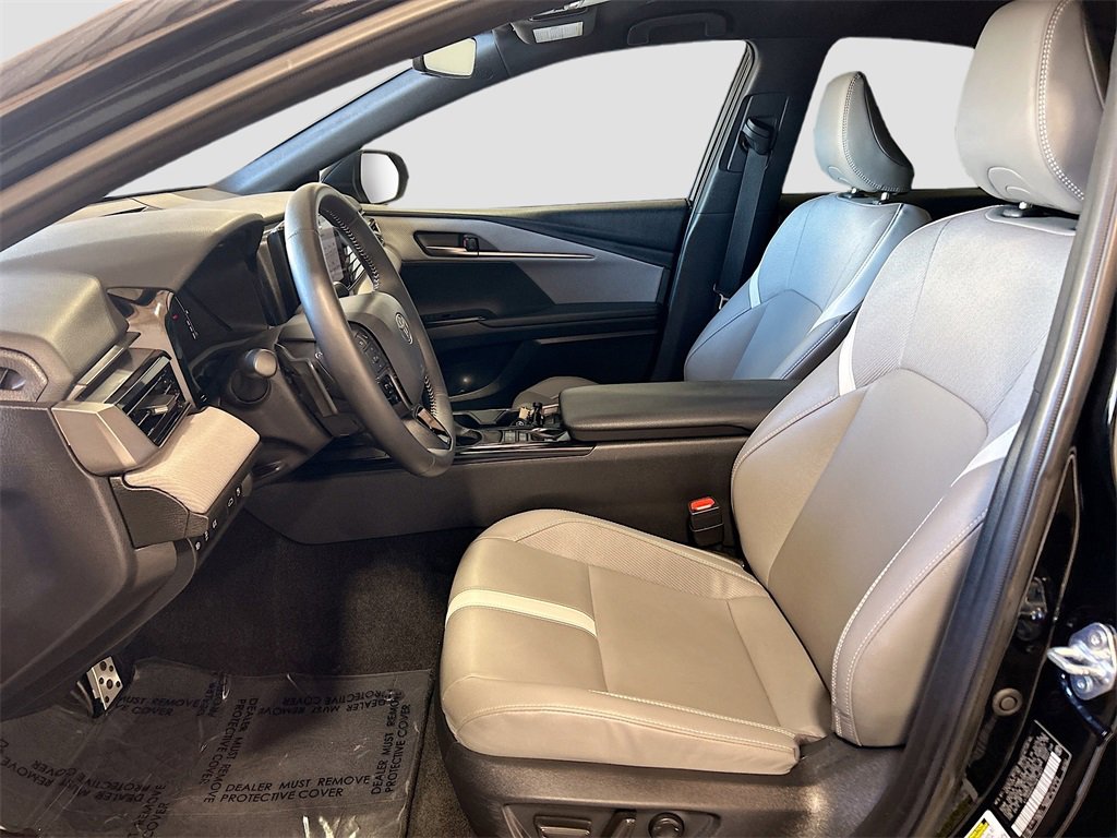 Used 2025 Toyota Camry SE w/ Convenience Package image 17