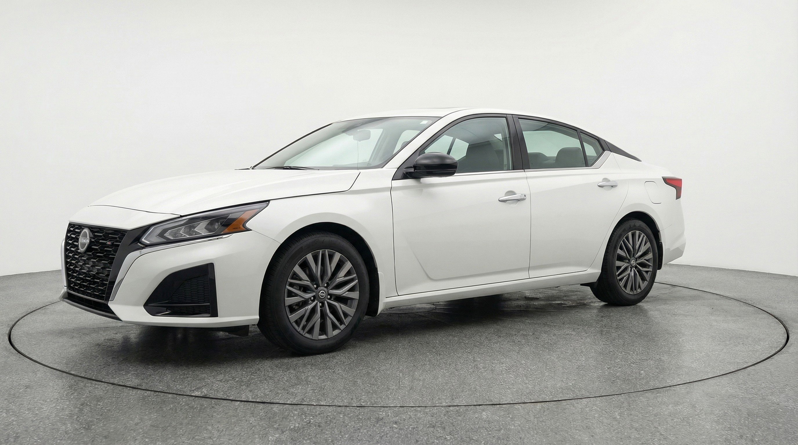 Used 2025 Nissan Altima 2.5 SV image 3