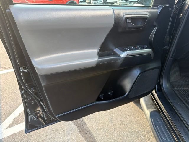 Used 2021 Toyota Tacoma SR5 AWD/4WD image 15