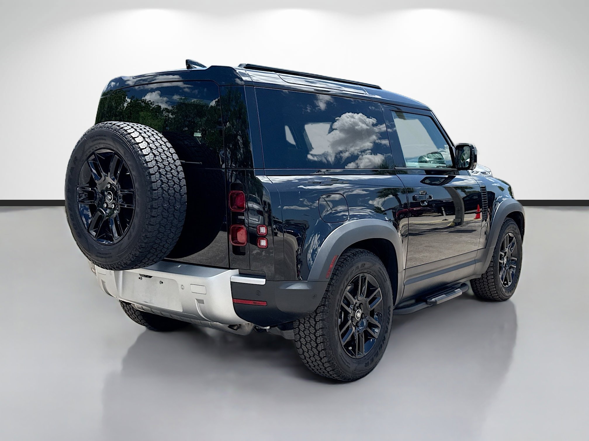 Certified 2025 Land Rover Defender 90 S AWD/4WD image 5