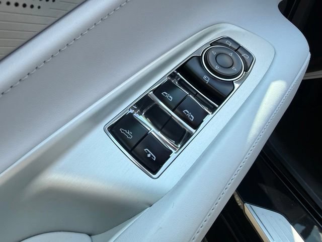 Used 2025 Chevrolet Corvette Stingray Premium Conv w/ Z51 Performance Package RWD image 19