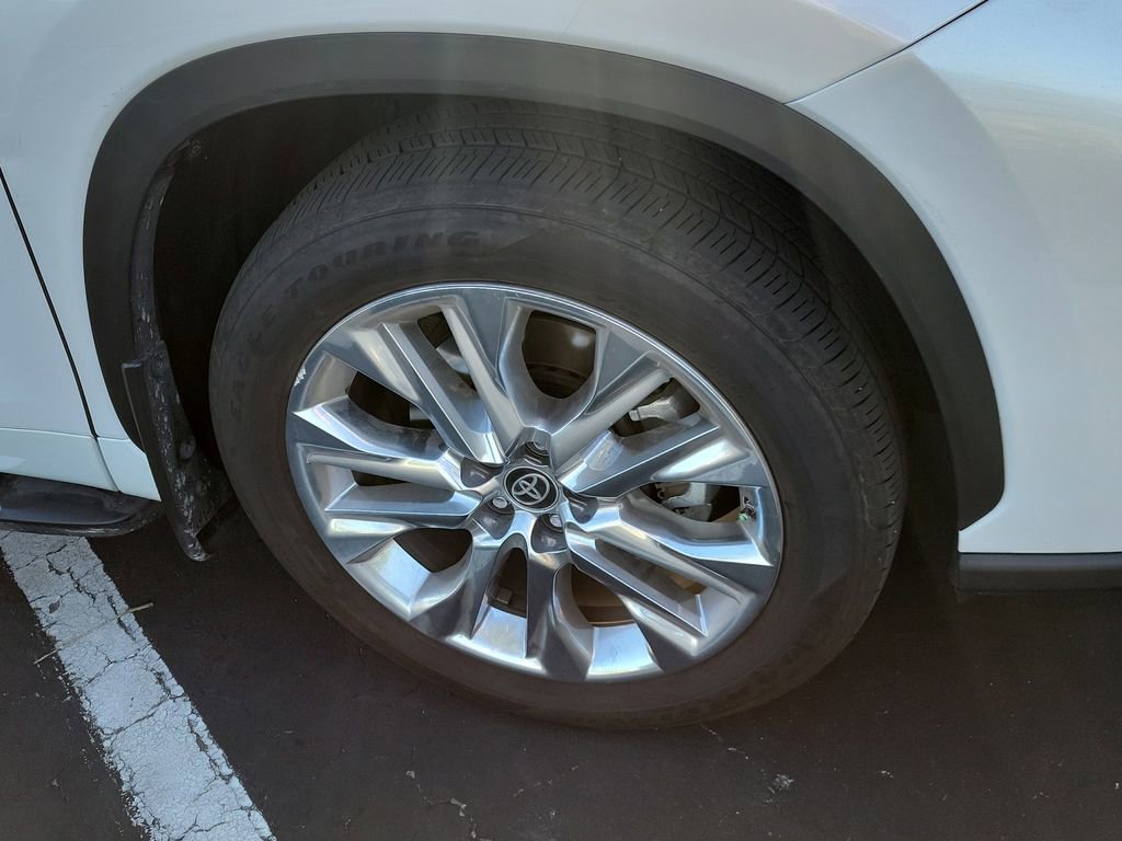 Used 2024 Toyota Highlander Limited FWD image 9