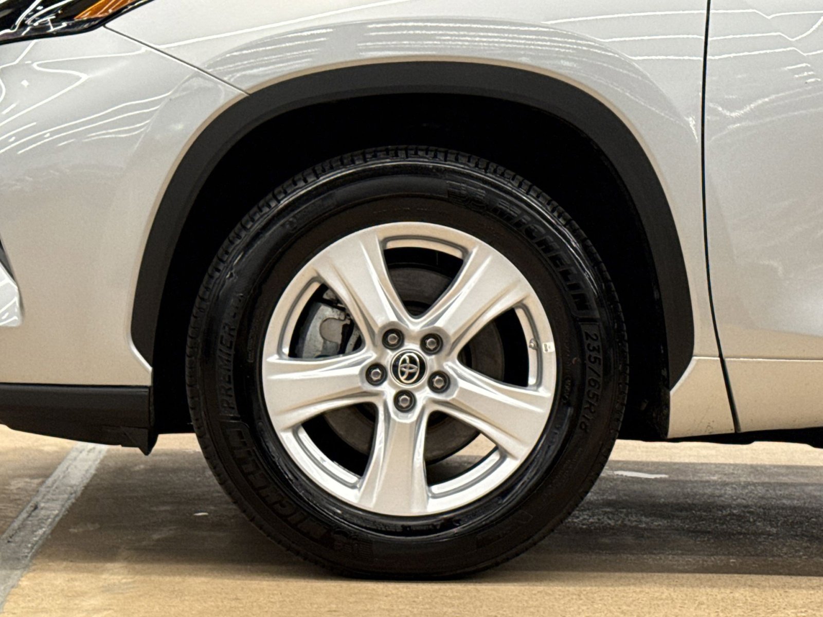 Used 2025 Toyota Highlander LE FWD image 13