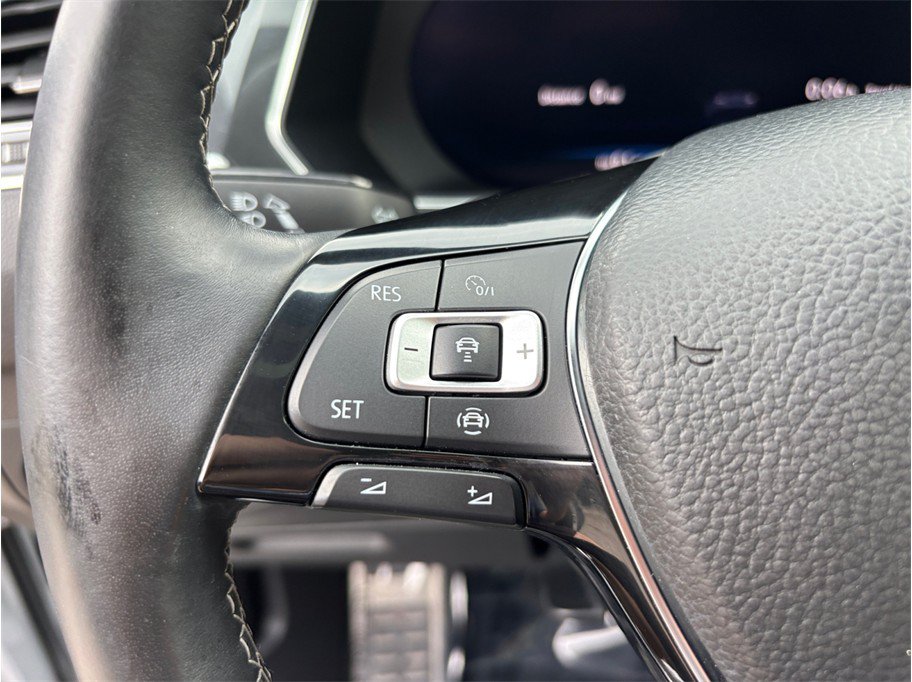 Used 2019 Volkswagen Tiguan SEL R-Line FWD image 25