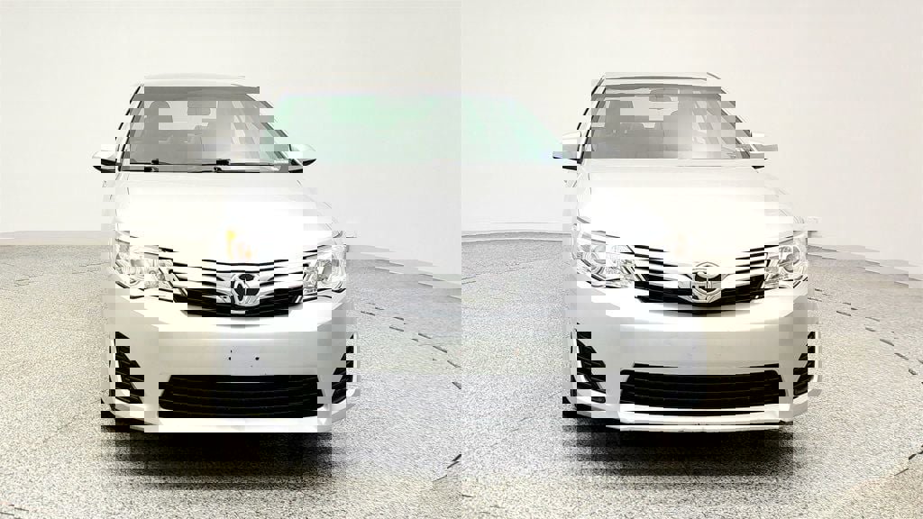 Used 2013 Toyota Camry LE FWD image 2