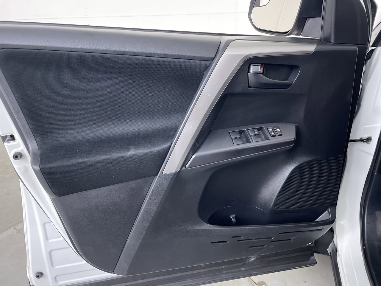 Used 2016 Toyota RAV4 LE AWD/4WD image 10