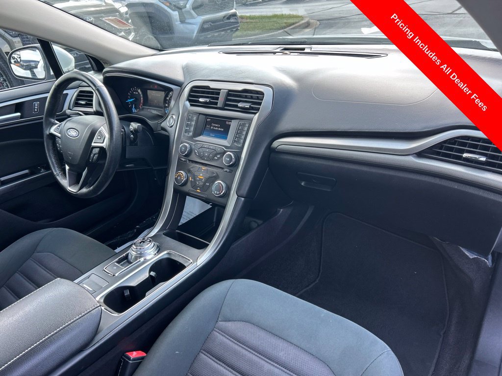 Used 2017 Ford Fusion SE FWD image 19