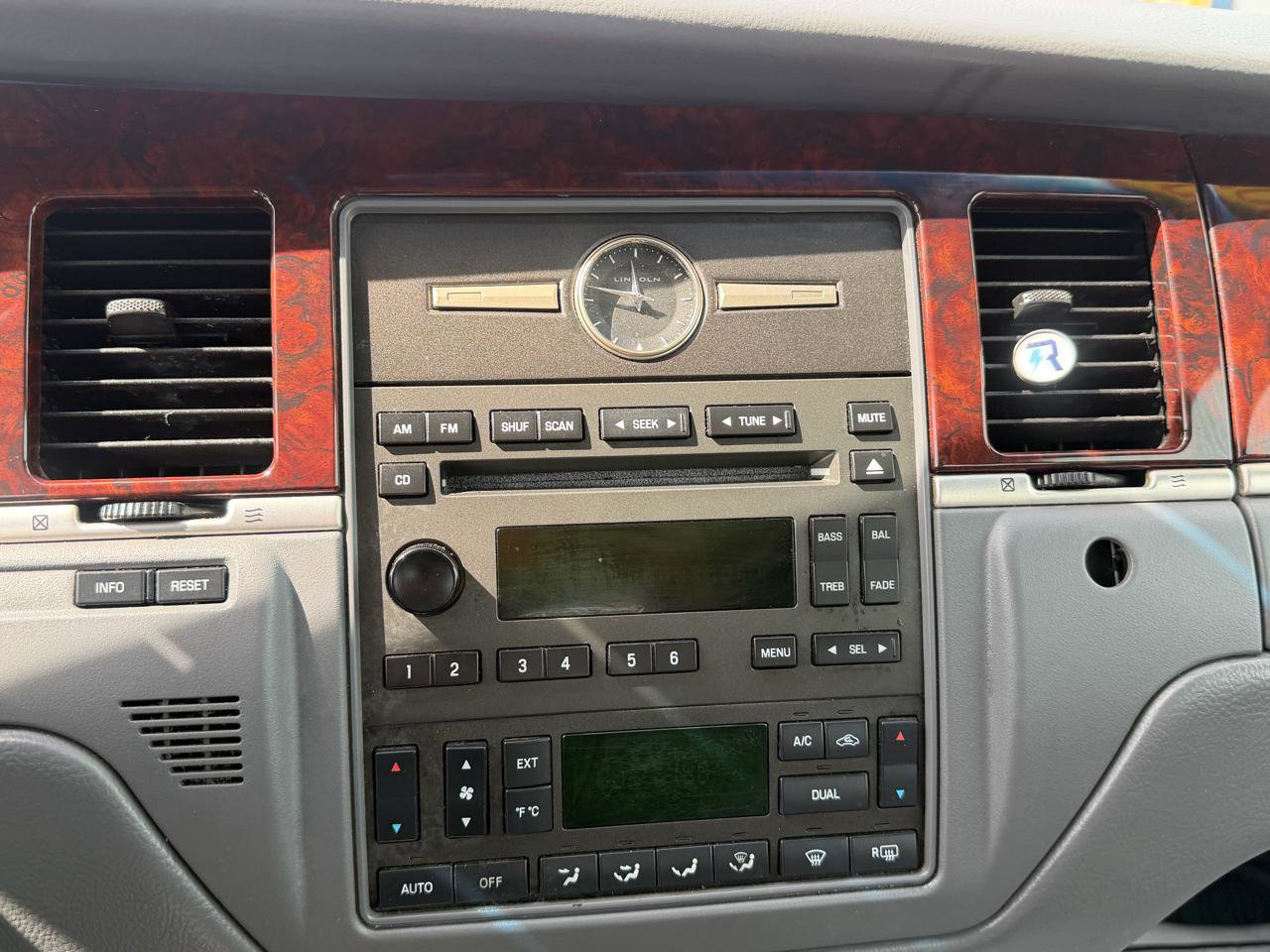 Used 2007 Lincoln Town Car Signature RWD image 20
