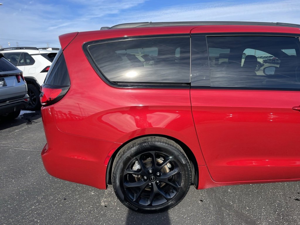 Used 2025 Chrysler Pacifica Limited image 40