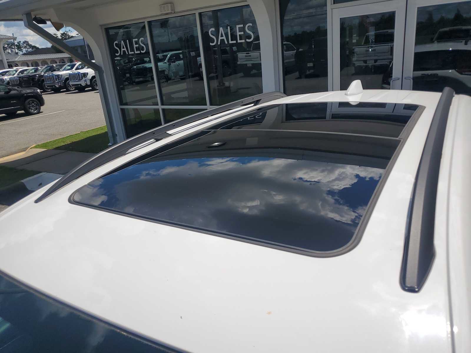 Used 2023 GMC Terrain SLE w/ Driver Convenience Package FWD image 15
