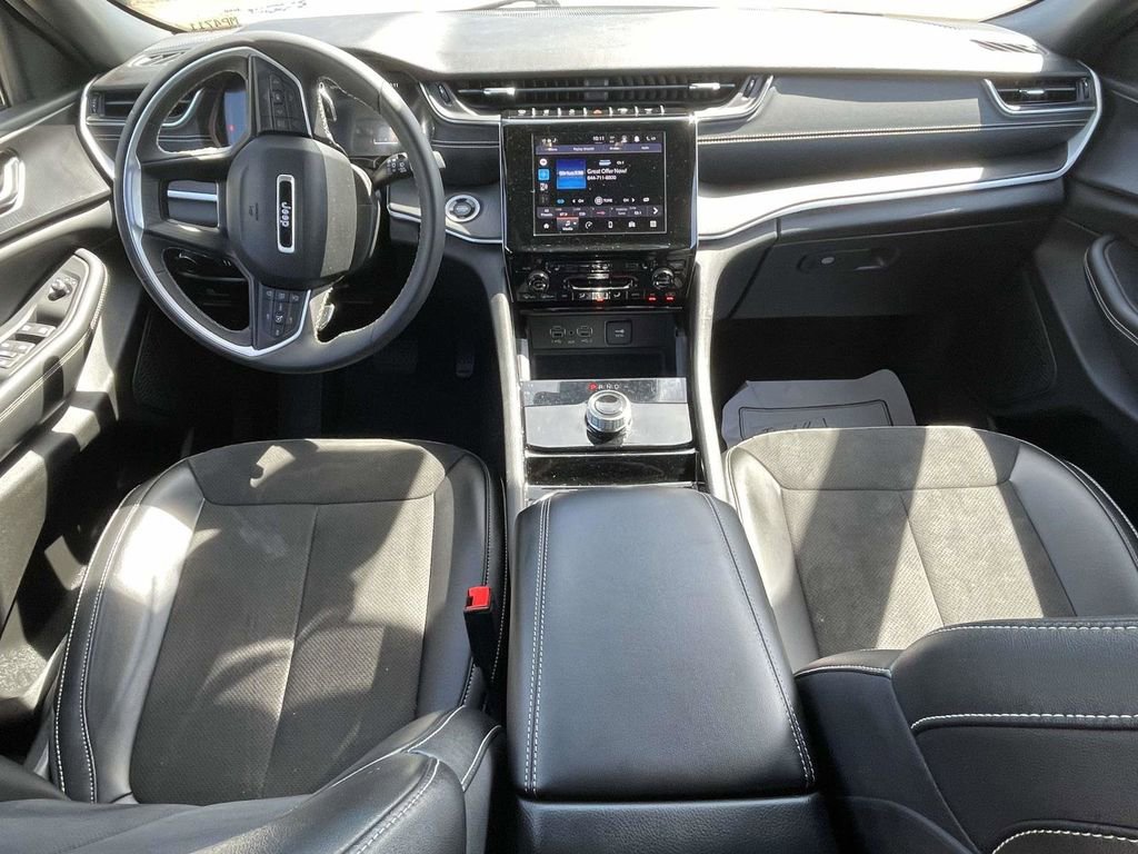 Used 2023 Jeep Grand Cherokee Altitude AWD/4WD image 11