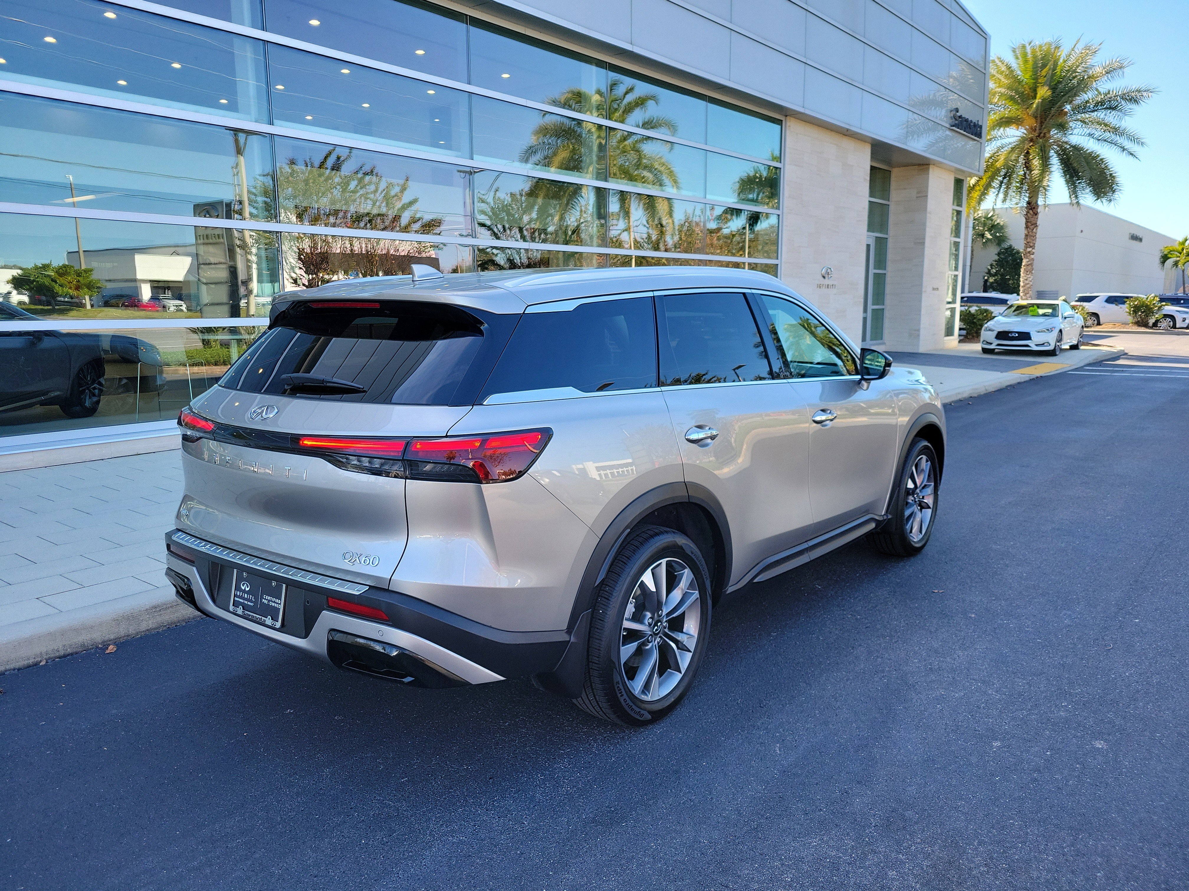 Certified 2023 INFINITI QX60 Luxe w/ Cargo Package image 4